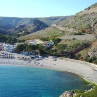 Strand in Javea, Spanje met bergen op de achtergrond