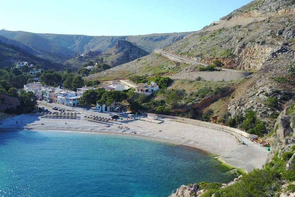 Strand in Javea, Spanje met bergen op de achtergrond