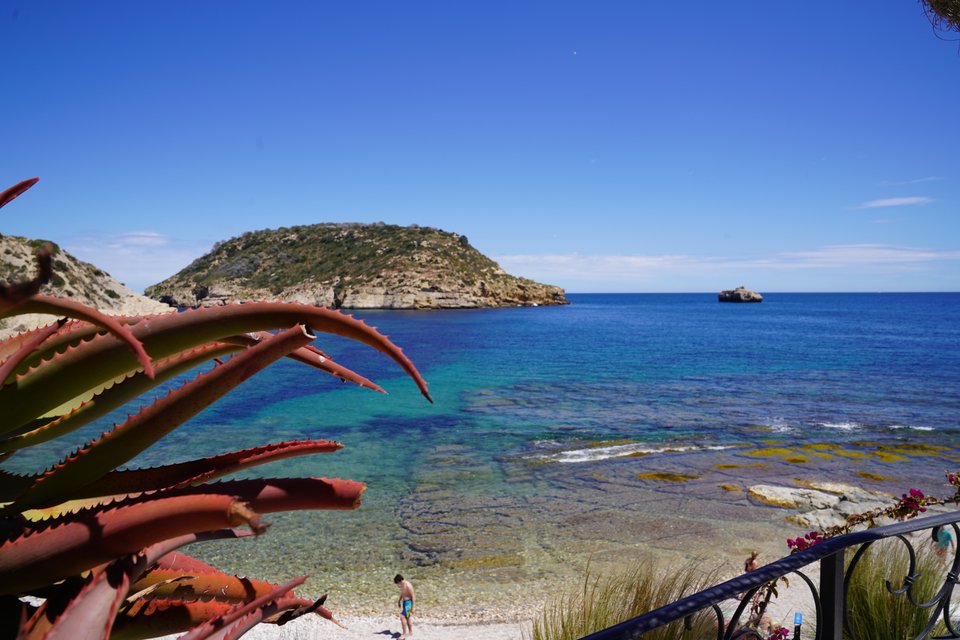 De Spaanse zee met het Portichol eilandje van Javea op de achtergrond