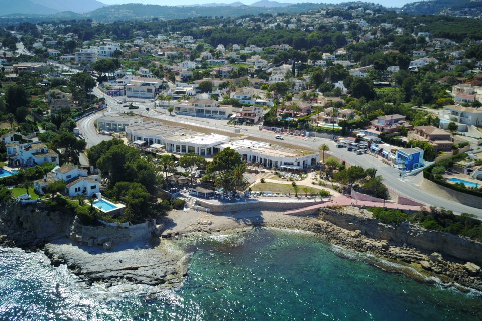 Het dorpje Moraira in Spanje met de zee