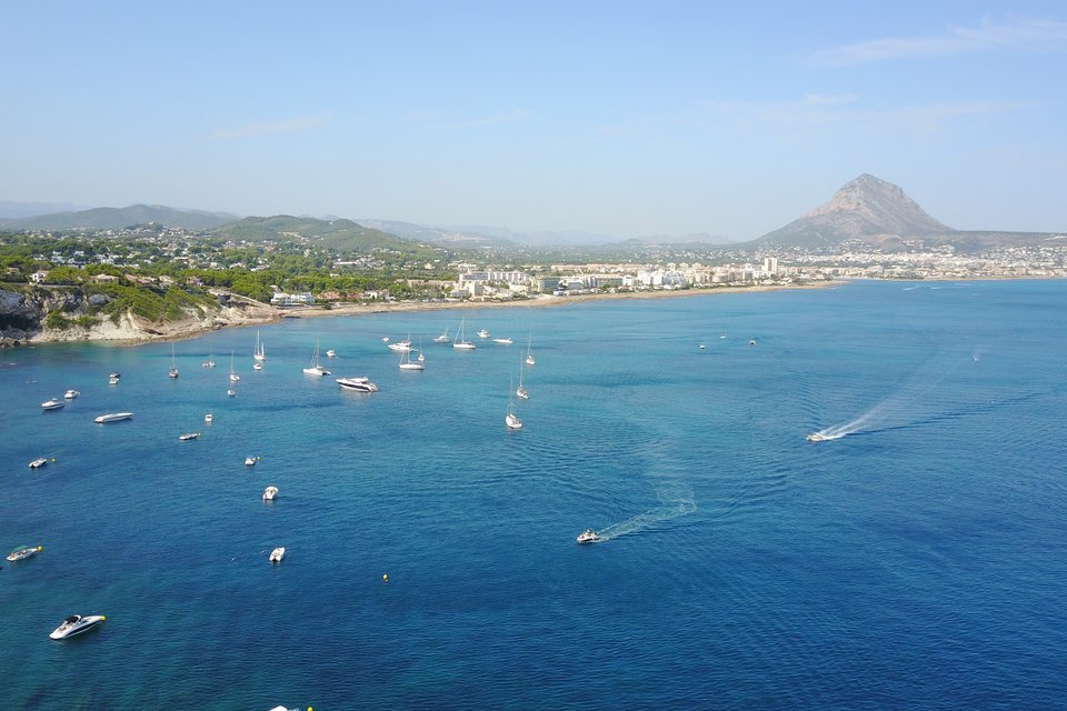 De zee van Javea, Spanje, met het Arenal strand en de Montgo berg op de achtergrond