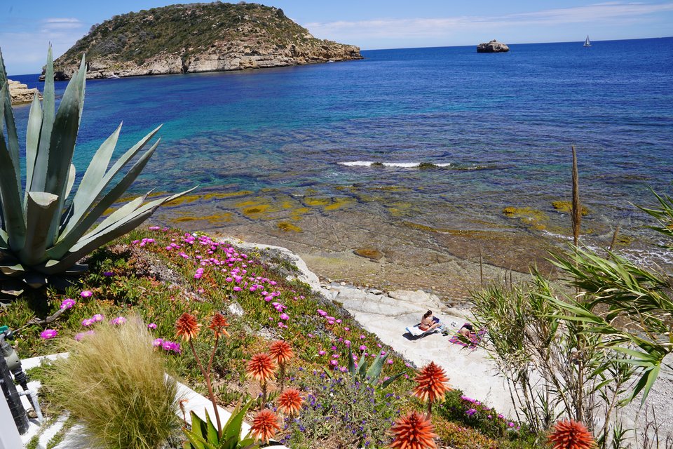 De Spaanse zee met het Portichol eilandje van Javea op de achtergrond