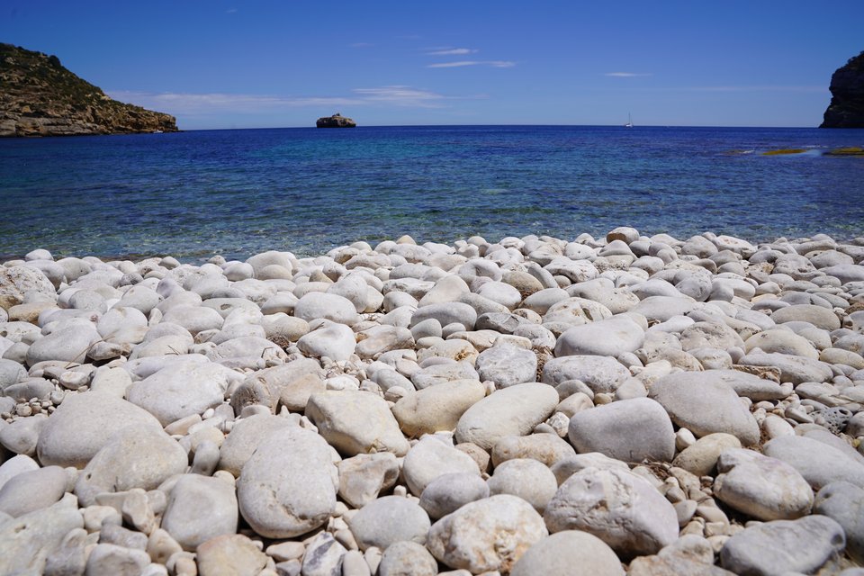 Kiezelstrand in Javea, Spanje